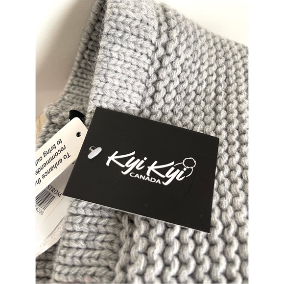 Kyi Kyi Grey Beanie w Huge Faux Fur Pom Pom | New - Picture 3 of 4